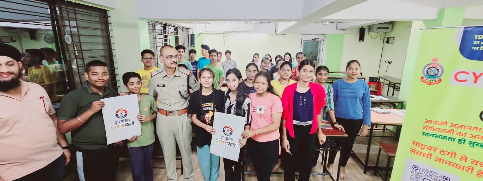 दुर्ग पुलिस की साइबर प्रहरी  टीम ने साइबर पखवाड़ा अभियान के तहत विभिन्न वर्गों को किया जागरूक।
