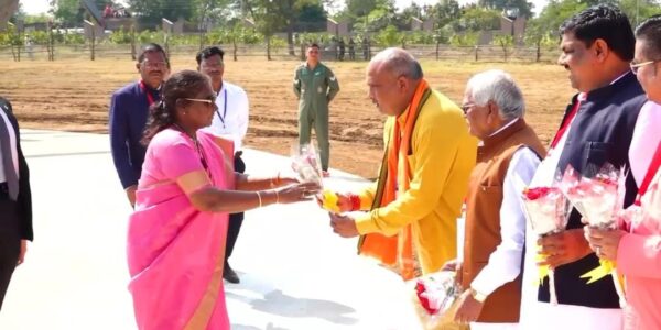 भारत की महामहिम राष्ट्रपति, माननीया श्रीमती द्रौपदी मुर्मू जी का दुर्ग आगमन पर किया भव्य स्वागत अभिनंदन ।