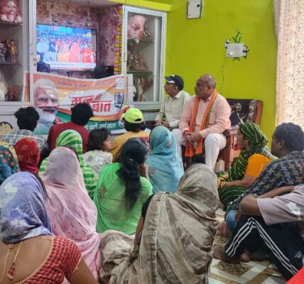दुर्ग ग्रामीण विधायक व राज्य ग्रामीण एवं अन्य पिछड़ा वर्ग क्षेत्र विकास प्राधिकरण उपाध्यक्ष ललित चंद्राकर ने बूथ कार्यकर्ताओं के साथ पुरई में सुना मन की बात ।     