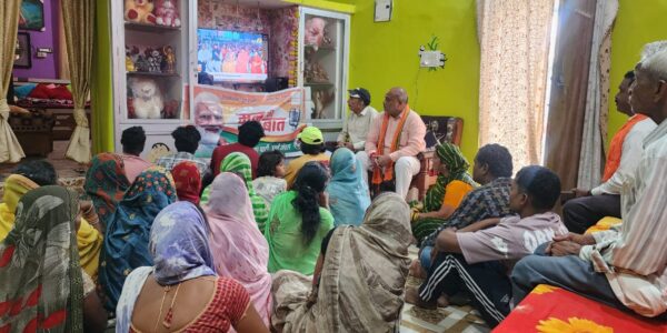 दुर्ग ग्रामीण विधायक व राज्य ग्रामीण एवं अन्य पिछड़ा वर्ग क्षेत्र विकास प्राधिकरण उपाध्यक्ष ललित चंद्राकर ने बूथ कार्यकर्ताओं के साथ पुरई में सुना मन की बात ।     