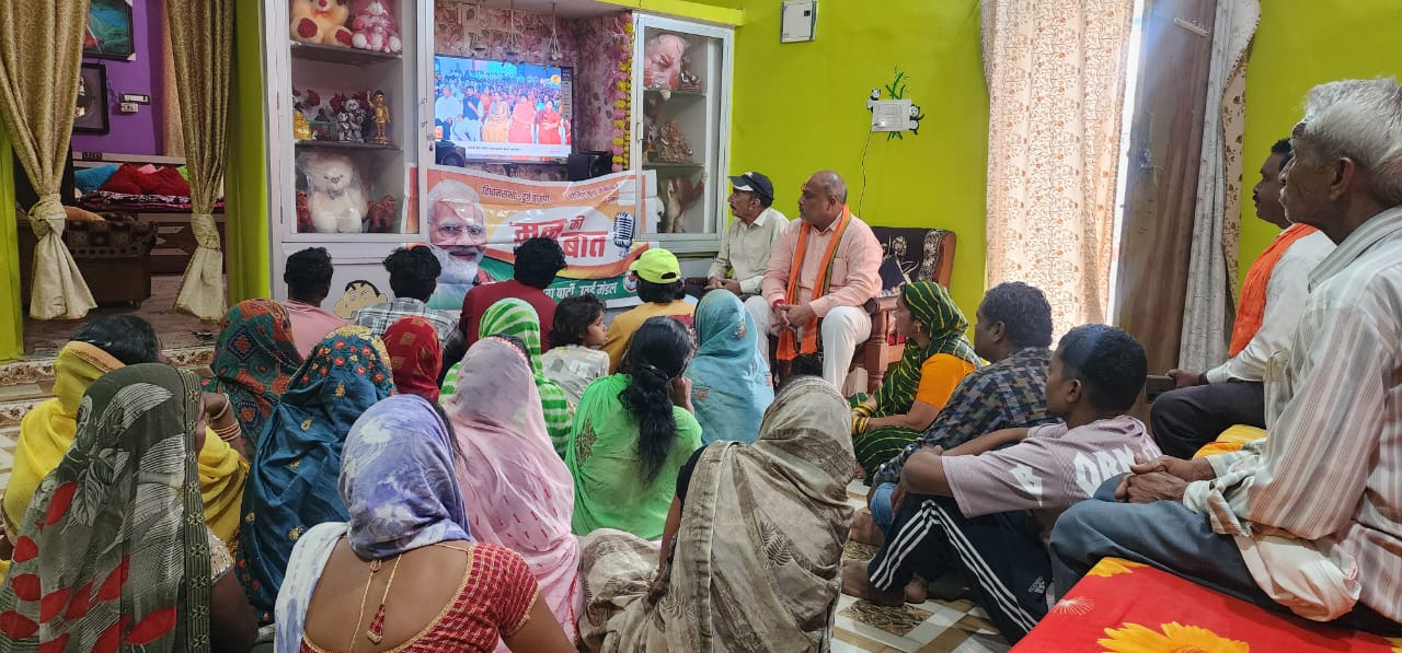 दुर्ग ग्रामीण विधायक व राज्य ग्रामीण एवं अन्य पिछड़ा वर्ग क्षेत्र विकास प्राधिकरण उपाध्यक्ष ललित चंद्राकर ने बूथ कार्यकर्ताओं के साथ पुरई में सुना मन की बात ।     