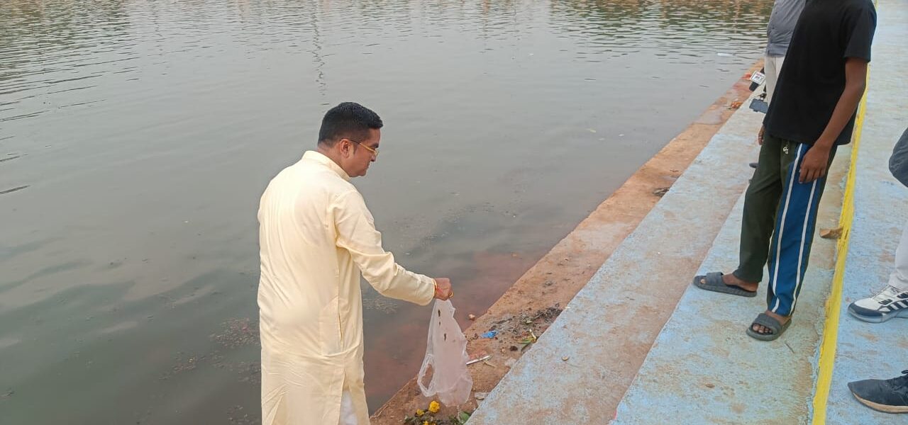 ढाई दशक बाद “सूर्यकुण्ड गंगा घाट बैकुंठ धाम” को मिली पहचान, विधायक सहित कुछ लोगों ने निजी जमीन बेच इकट्ठे किए रूपये, वैशाली नगर का ड्रीम प्रोजेक्ट बना “सूर्यकुण्ड तालाब” ।