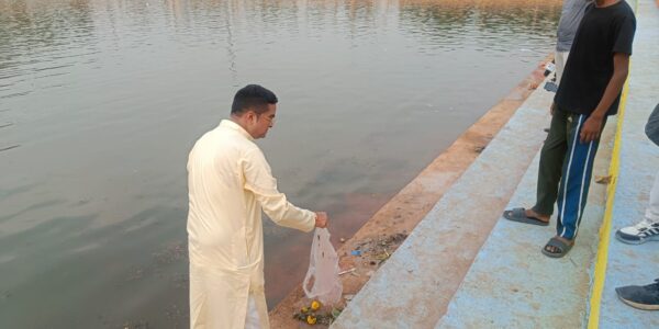 ढाई दशक बाद “सूर्यकुण्ड गंगा घाट बैकुंठ धाम” को मिली पहचान, विधायक सहित कुछ लोगों ने निजी जमीन बेच इकट्ठे किए रूपये, वैशाली नगर का ड्रीम प्रोजेक्ट बना “सूर्यकुण्ड तालाब” ।