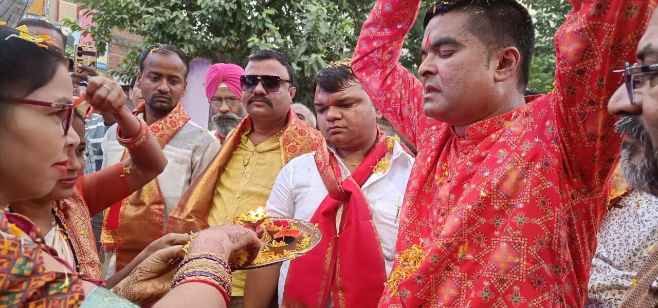 भारत की पवित्र 51 नदियों का जल ले पद यात्रा कर विधायक रिकेश सेन पहुंचे सूर्यकुण्ड घाट, छठी मैया का किया अभिषेक, गंगा आरती के बाद जल सूर्यकुण्ड में समाहित ।
