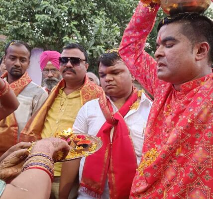 भारत की पवित्र 51 नदियों का जल ले पद यात्रा कर विधायक रिकेश सेन पहुंचे सूर्यकुण्ड घाट, छठी मैया का किया अभिषेक, गंगा आरती के बाद जल सूर्यकुण्ड में समाहित ।