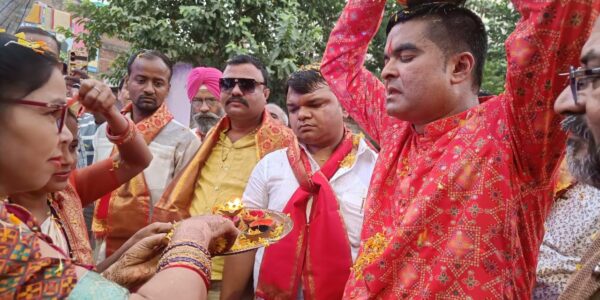 भारत की पवित्र 51 नदियों का जल ले पद यात्रा कर विधायक रिकेश सेन पहुंचे सूर्यकुण्ड घाट, छठी मैया का किया अभिषेक, गंगा आरती के बाद जल सूर्यकुण्ड में समाहित ।