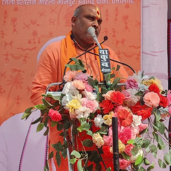 मानपुर मोहला अंबागढ़ चौकी में राज्य स्थापना दिवस कार्यक्रम में शामिल हुए दुर्ग ग्रामीण विधायक व राज्य ग्रामीण एवं अन्य पिछड़ा वर्ग क्षेत्र विकास प्राधिकरण उपाध्यक्ष ललित चंद्राकर* ।