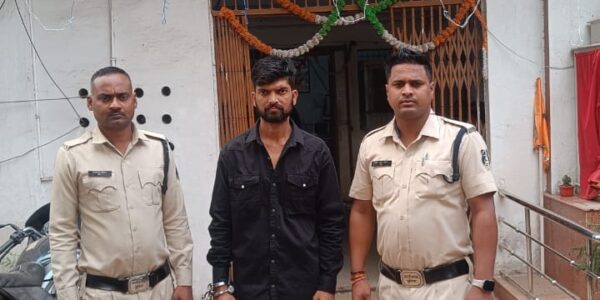 आरोपी द्वारा अपने पिता से शराब पीने के नाम से पैसा मांगने पर नही देने पर सिर में फ़ावड़ा से मार कर चोट पहुंचाया जिससे उसकी मृत्यु हो गई ।