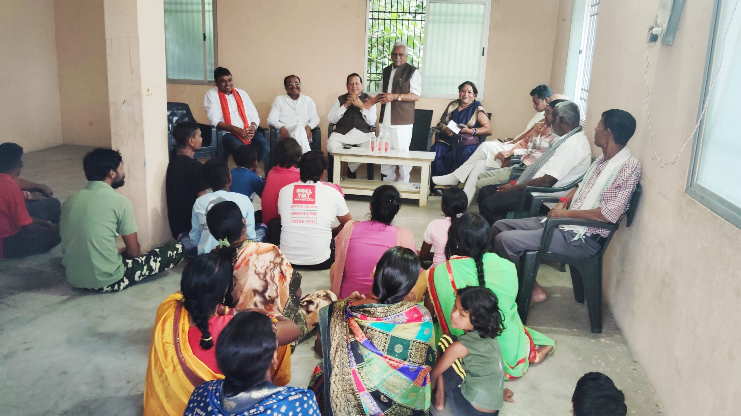 रायपुर वार्ड – 60,59 सतनामी पारा में रायपुर दक्षिण उपचुनाव अंतर्गत सतनामी समाज के बैठक में सम्मेलित हुए अहिवारा विधायक राजमहंत डोमेन लाल कोर्सेवाड़ा ।