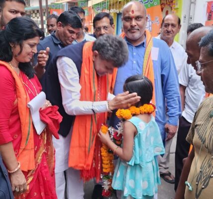 भाजपा प्रदेश अध्यक्ष किरण सिंह देव और विधायक ललित चंद्राकर ने ब्राम्हण पारा वार्ड में जनसंपर्क कर मांगे सुनील सोनी के लिए वोट ।