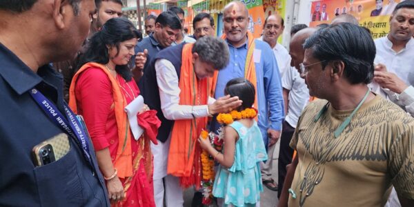 भाजपा प्रदेश अध्यक्ष किरण सिंह देव और विधायक ललित चंद्राकर ने ब्राम्हण पारा वार्ड में जनसंपर्क कर मांगे सुनील सोनी के लिए वोट ।