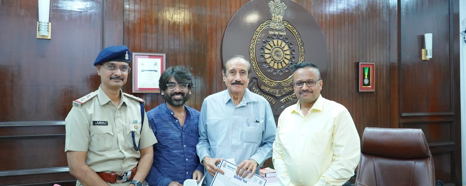 पुलिस महानिरीक्षक दुर्ग रेंज ने साइबर जागरुक नागरिक को किया सम्मानित ,जागरूकता से बची ठगी: साइबर प्रहरी सदस्य की सतर्कता से ठगी का प्रयास हुआ नाकाम ।