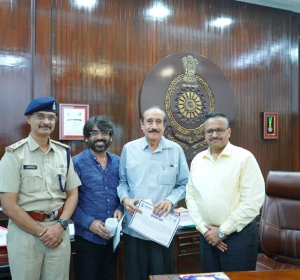 पुलिस महानिरीक्षक दुर्ग रेंज ने साइबर जागरुक नागरिक को किया सम्मानित ,जागरूकता से बची ठगी: साइबर प्रहरी सदस्य की सतर्कता से ठगी का प्रयास हुआ नाकाम ।