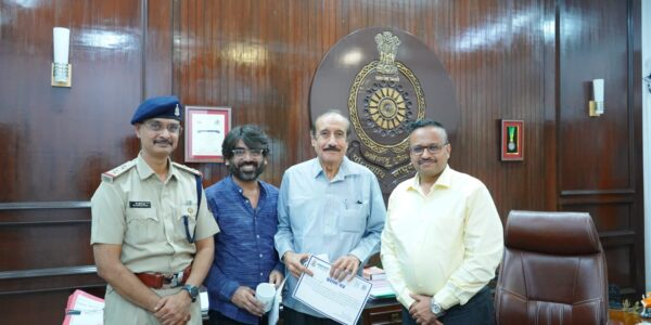 पुलिस महानिरीक्षक दुर्ग रेंज ने साइबर जागरुक नागरिक को किया सम्मानित ,जागरूकता से बची ठगी: साइबर प्रहरी सदस्य की सतर्कता से ठगी का प्रयास हुआ नाकाम ।