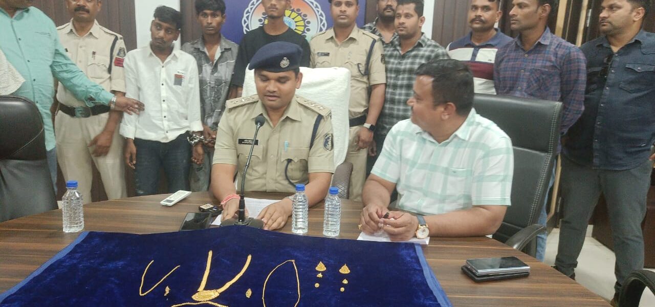 थाना खुर्सीपार क्षेत्रान्तर्गत घटित चोरी के मामले का खुलासा ।  03 आरोपी गिरफ्तार ।।