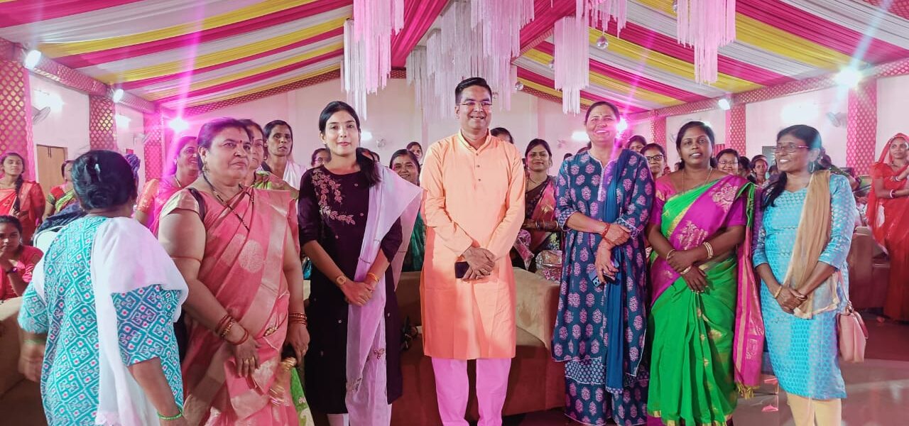 महिला जागृति शिविर में शामिल हुए विधायक रिकेश सेन, बच्चों का अन्नप्राशन और महिलाओं की हुई गोद भराई रस्म, सुपरवाइजर और आंगनबाड़ी कार्यकर्ताएं भी सम्मानित ।