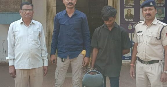 सुने मकान में ताला तोड़कर चोरी करने वाले  01 आरोपी एवं 01 अपचारी किशोर गिरफ्तार ।थाना उतई पुलिस की त्वरित कार्यवाही ।