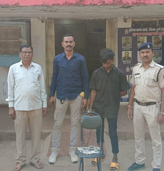 सुने मकान में ताला तोड़कर चोरी करने वाले  01 आरोपी एवं 01 अपचारी किशोर गिरफ्तार ।थाना उतई पुलिस की त्वरित कार्यवाही ।