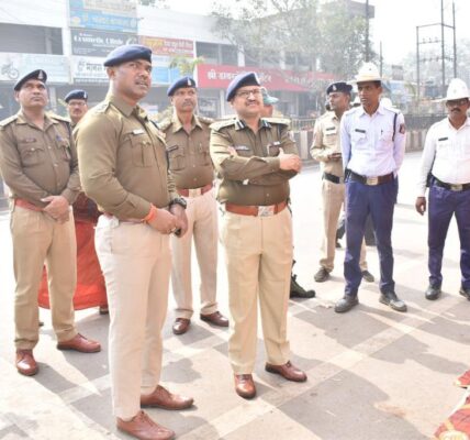 पुलिस महानिरीक्षक दुर्ग रेंज ने ली यातायात शाखा के अधिकारियों/कर्मचारियों की बैठक।