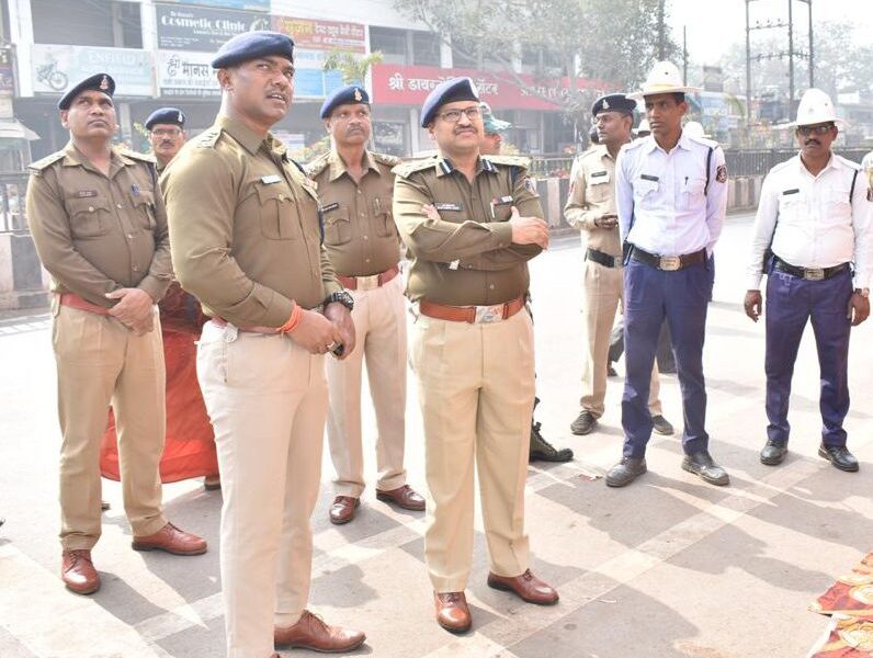 पुलिस महानिरीक्षक दुर्ग रेंज ने ली यातायात शाखा के अधिकारियों/कर्मचारियों की बैठक।