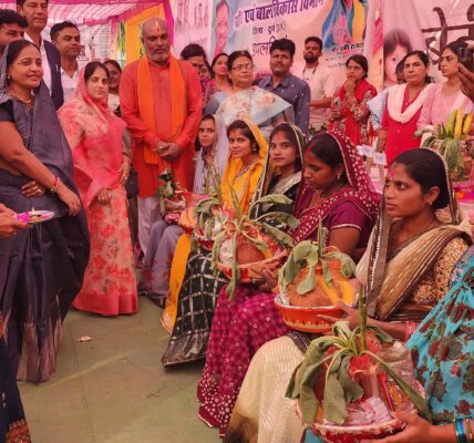 हमारा शौचालय, हमारा सम्मान कार्यक्रम में सम्मिलित हुए दुर्ग ग्रामीण विधायक व राज्य ग्रामीण एवं अन्य पिछड़ा वर्ग क्षेत्र विकास प्राधिकरण उपाध्यक्ष ललित चंद्राकर ।