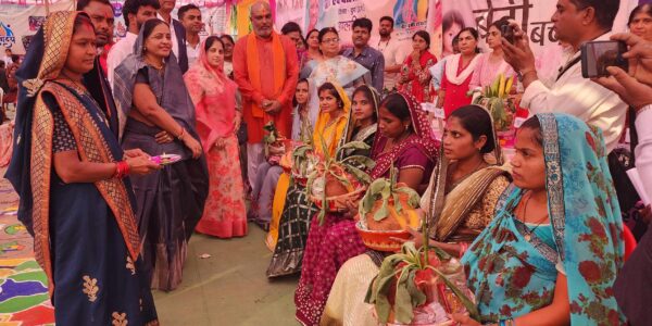 हमारा शौचालय, हमारा सम्मान कार्यक्रम में सम्मिलित हुए दुर्ग ग्रामीण विधायक व राज्य ग्रामीण एवं अन्य पिछड़ा वर्ग क्षेत्र विकास प्राधिकरण उपाध्यक्ष ललित चंद्राकर ।