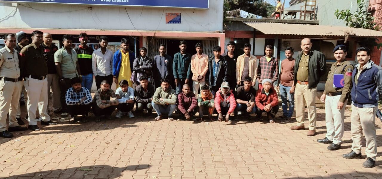 दुर्ग पुलिस व्दारा की जा रही है मुसाफिरों की जांच ।     • जिले के सभी थाना / चौकी क्षेत्रों में बिना सूचना के रह रहे बाहरी नागरिकों की जांच जारी ।