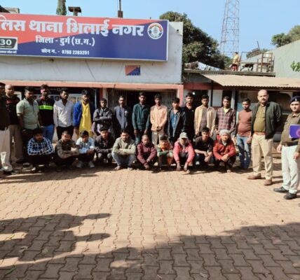 दुर्ग पुलिस व्दारा की जा रही है मुसाफिरों की जांच ।     • जिले के सभी थाना / चौकी क्षेत्रों में बिना सूचना के रह रहे बाहरी नागरिकों की जांच जारी ।