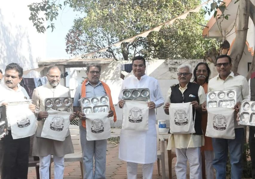 एक थैला-एक थाली” महाअभियान में विधायक रिकेश सेन ने दान की 1000 थाली, महाकुंभ को हरित कुंभ बनाने संघ के अभियान से जुड़े, रूद्रांश के उपचार का उठाएंगे पूरा खर्च ।