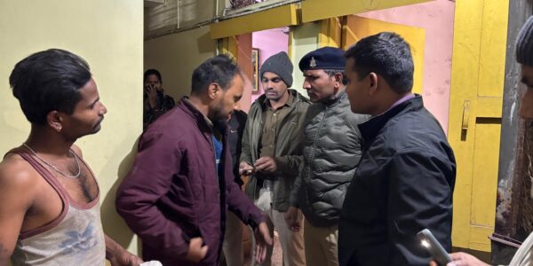 अपना केसरी लॉज एवं केसरी लॉज में संदिग्ध गतिविधियों की सूचना पर पुलिस की दबिश  ।     • लॉज में ठहरे व्यक्तियों की, की गयी जांच ।