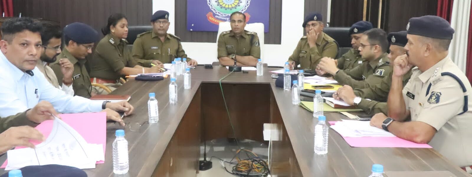 पुलिस अधीक्षक दुर्ग ने मीटिंग लेकर दिए थाना प्रभारियों को निर्देश ।नववर्ष से पहले गुंडे तत्वों पर कार्यवाही के निर्देश ।