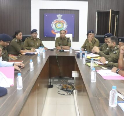 पुलिस अधीक्षक दुर्ग ने मीटिंग लेकर दिए थाना प्रभारियों को निर्देश ।नववर्ष से पहले गुंडे तत्वों पर कार्यवाही के निर्देश ।