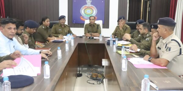 पुलिस अधीक्षक दुर्ग ने मीटिंग लेकर दिए थाना प्रभारियों को निर्देश ।नववर्ष से पहले गुंडे तत्वों पर कार्यवाही के निर्देश ।