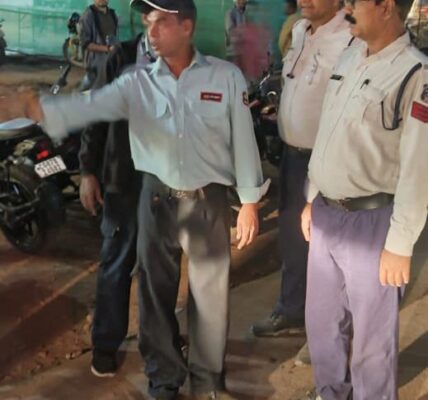 यातायात पुलिस दुर्ग द्वारा 148 नो पार्किग में खडी वाहनो पर की गई कार्यवाही।
