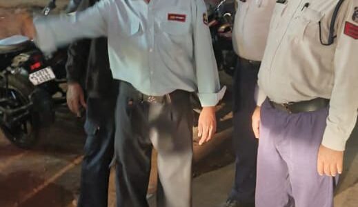 यातायात पुलिस दुर्ग द्वारा 148 नो पार्किग में खडी वाहनो पर की गई कार्यवाही।