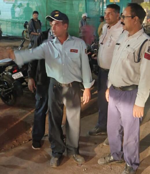 यातायात पुलिस दुर्ग द्वारा 148 नो पार्किग में खडी वाहनो पर की गई कार्यवाही।