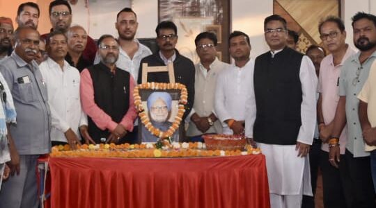 डॉ. मनमोहन सिंह का जाना एक युग का अंत है – रिकेश सेन, वैशाली नगर विधायक कार्यालय में पूर्व प्रधानमंत्री डॉ सिंह को दी गई श्रद्धांजलि ।