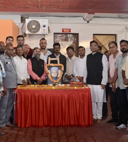 डॉ. मनमोहन सिंह का जाना एक युग का अंत है – रिकेश सेन, वैशाली नगर विधायक कार्यालय में पूर्व प्रधानमंत्री डॉ सिंह को दी गई श्रद्धांजलि ।