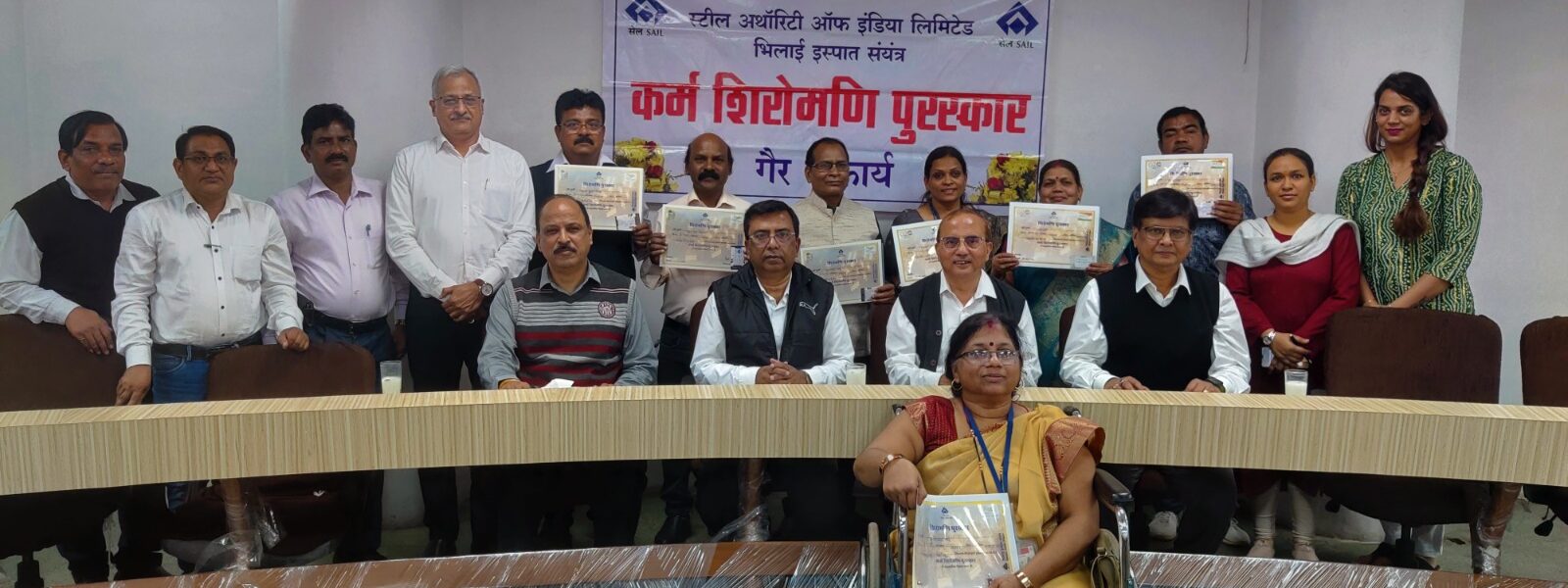 गैर संकार्य विभाग के कार्मिक कर्म शिरोमणि पुरस्कार से हुए सम्मानित ।