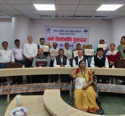 गैर संकार्य विभाग के कार्मिक कर्म शिरोमणि पुरस्कार से हुए सम्मानित ।