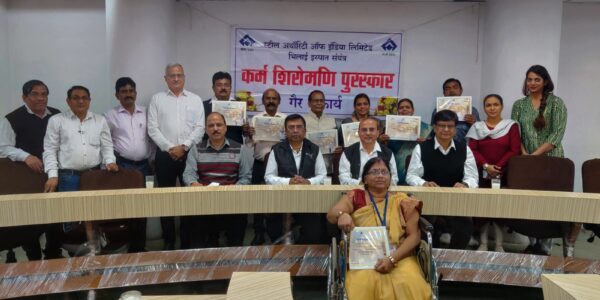 गैर संकार्य विभाग के कार्मिक कर्म शिरोमणि पुरस्कार से हुए सम्मानित ।