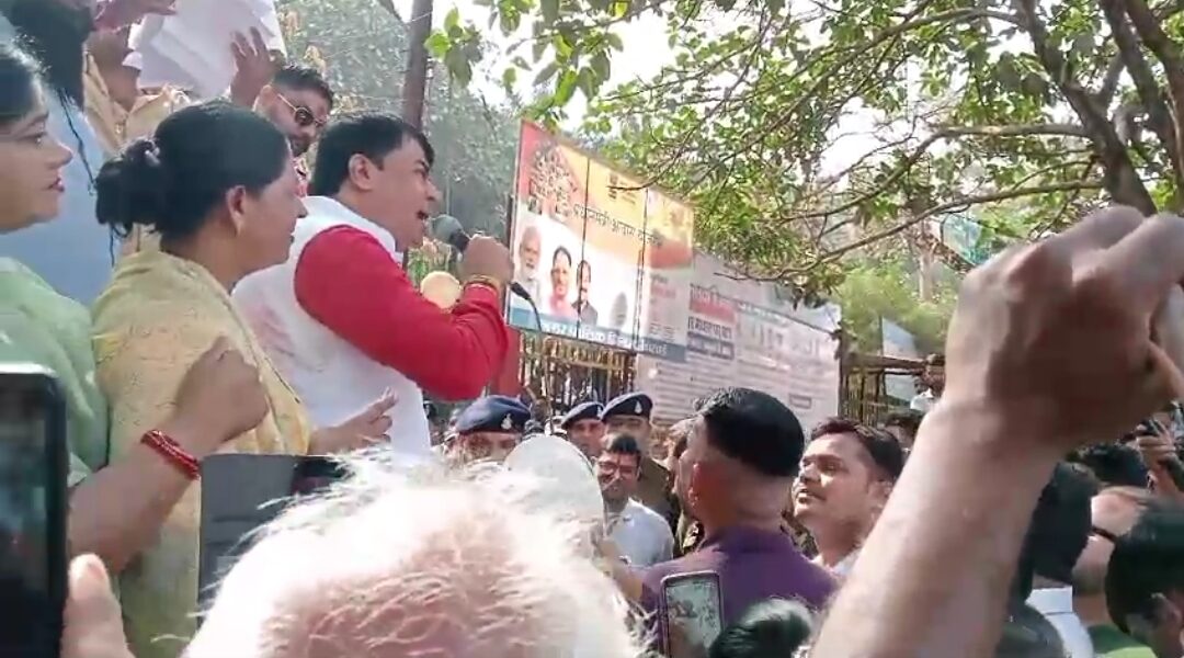 भ्रष्टाचार और कमीशनखोरी को लेकर  दया सिंह ने किया भिलाई निगम का घेराव  ।     बैरिकेड्स तोड़कर निगम में घुसे भाजपाई ।