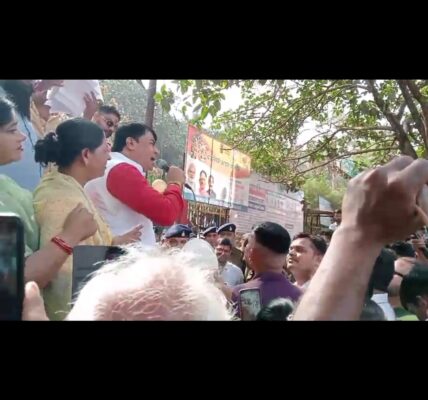 भ्रष्टाचार और कमीशनखोरी को लेकर  दया सिंह ने किया भिलाई निगम का घेराव  ।     बैरिकेड्स तोड़कर निगम में घुसे भाजपाई ।