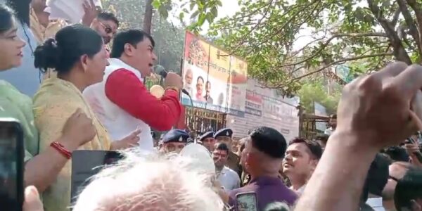भ्रष्टाचार और कमीशनखोरी को लेकर  दया सिंह ने किया भिलाई निगम का घेराव  ।     बैरिकेड्स तोड़कर निगम में घुसे भाजपाई ।