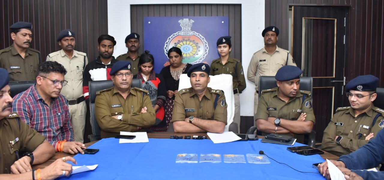 शहर में हो रहे चैन स्नैचिंग के मामले का खुलासा।     • आरोपी के कब्जे से लगभग 3.5 तोला सोने के आभूषण कीमती 2 लाख 80 हजार के बरामद।