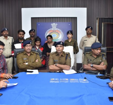 शहर में हो रहे चैन स्नैचिंग के मामले का खुलासा।     • आरोपी के कब्जे से लगभग 3.5 तोला सोने के आभूषण कीमती 2 लाख 80 हजार के बरामद।