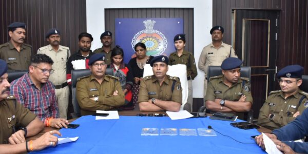 शहर में हो रहे चैन स्नैचिंग के मामले का खुलासा।     • आरोपी के कब्जे से लगभग 3.5 तोला सोने के आभूषण कीमती 2 लाख 80 हजार के बरामद।