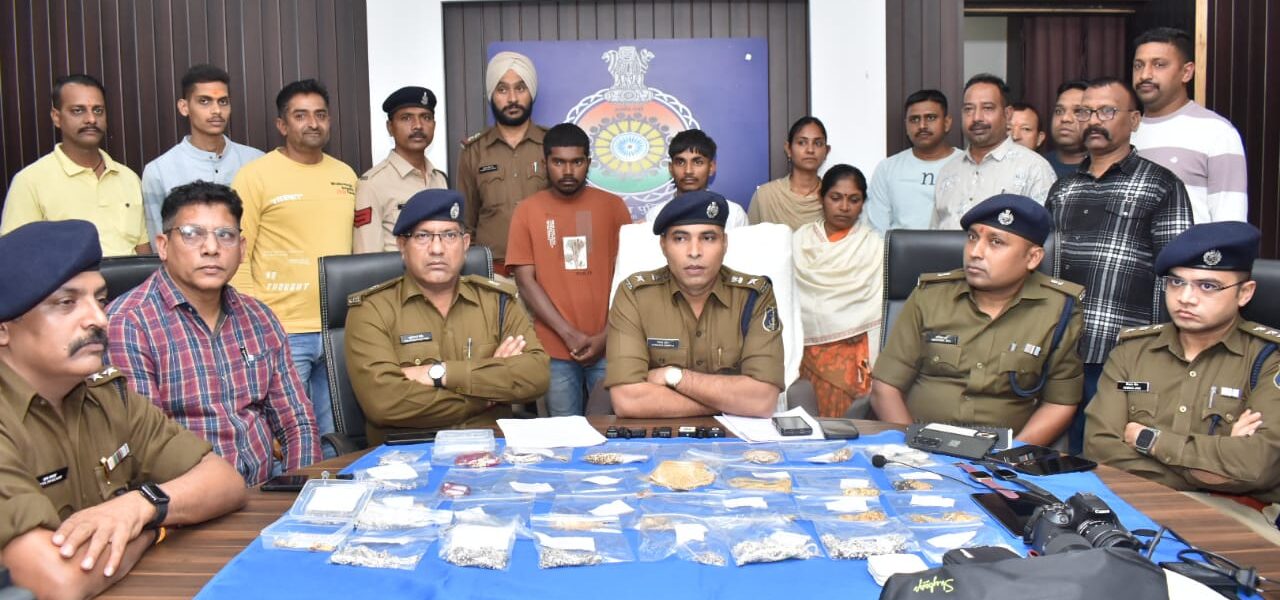 शातिर नकबजन चढे दुर्ग पुलिस के हत्थे ।आरोपियों के कब्जे से_34 लाख 51 हजार रू. के आभूषण पुलिस ने किया जप्त।