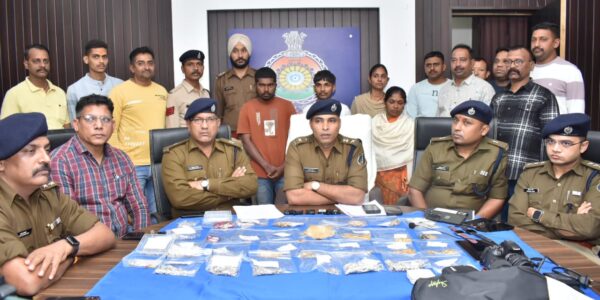 शातिर नकबजन चढे दुर्ग पुलिस के हत्थे ।आरोपियों के कब्जे से_34 लाख 51 हजार रू. के आभूषण पुलिस ने किया जप्त।