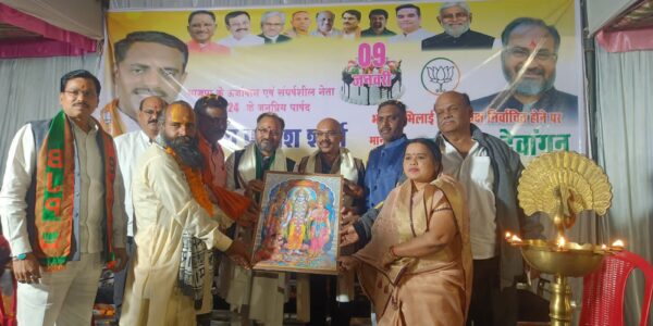 नवनियुक्त जिलाध्यक्ष पुरषोत्तम और सुरेंद्र के आगमन से गदगद हुए चरोदा मंडल के कार्यकर्ता, फूल माला से किया भव्य अभिनंदन।